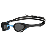 Arena Cobra Ultra Swipe svømmebrille - Mørk smoke/Sort/Blå